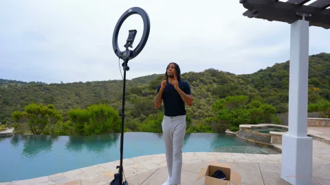 bang! originals: The Influencer's Kneeling Fan